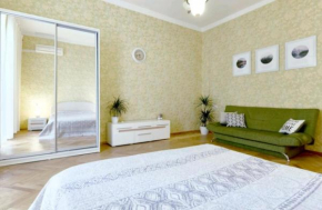 Gorgeous flat on St. Michael's Square!